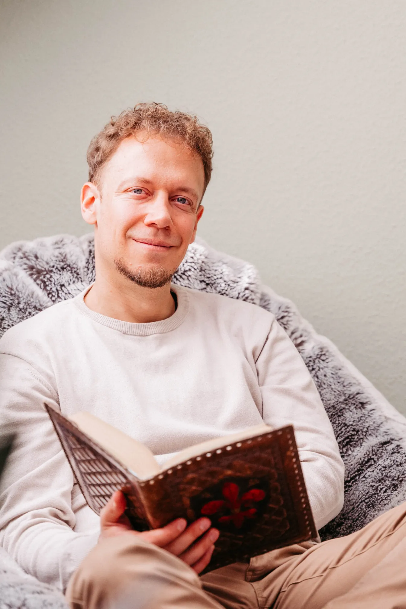 Alex Kratzenstein mit Buch in der Hand